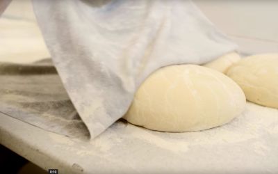 Ciasto musi chwilę odczekać, zanim przygotujemy je na pączki.